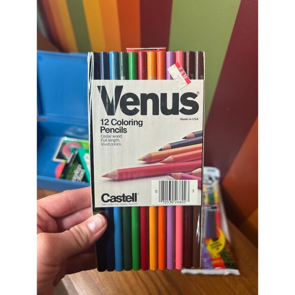 Blue plastic vintage pencil case with pencil crayons and markers mini paint set - Picture 4 of 6